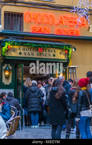 Schokolateria San Gines Restaurant bekannt für Churros mit Schokolade, im Zentrum von Madrid. Spanien. Stockfoto