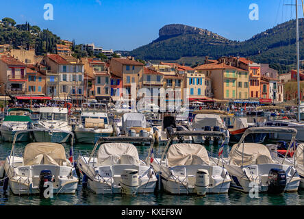 Ein Blick auf den Hafen und die umliegenden Gebäude bei Cassis, Bouches-du-Rhone, Frankreich Stockfoto