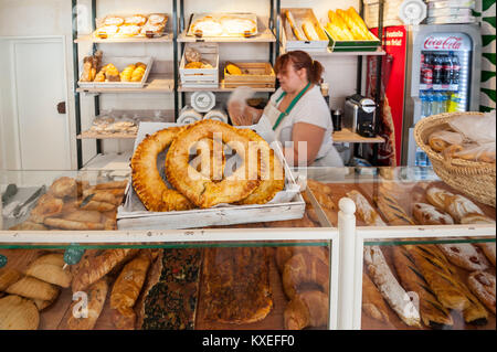 In einer Bäckerei in Mahon, Menorca, Balearen, Spanien Stockfoto