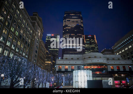 Canary Wharf Financial District einschließlich Kanada Square, HSBC und Citibank Wolkenkratzer in der Nacht in den Docklands, London, England, Großbritannien Stockfoto