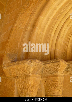 Dieser Blick auf das Castillo de los Calatravos in Alcañiz (Aragón, Spanien) konzentriert sich auf die romanische Kapelle aus dem 13. Jahrhundert (Capilla 03) mit einem einschiffigen und spitzen Tonnengewölbe, die mit frühgotischen Wandmalereien und einem Schachbrettportal im Jaqués-Stil verziert sind. jdiezarnal.com+2esnuestrodestino.es+2 Stockfoto