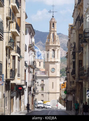 Die Iglesia Arciprestal de Santa María in Alcoy, Spanien, ist ein bedeutendes Beispiel für die spanische Kirchenarchitektur, die das historische und kulturelle religiöse Erbe der Region widerspiegelt. Stockfoto