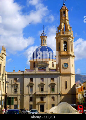 Die Iglesia Arciprestal de Santa María in Alcoy, Spanien, ist eine historische Kirche mit barocker und neoklassizistischer Architektur, die für das religiöse und kulturelle Erbe der Stadt von Bedeutung ist. Stockfoto