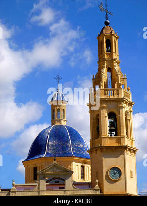 Ein historisches Bild der Iglesia Arciprestal de Santa María in Alcoy, Spanien, das seine religiöse und architektonische Bedeutung innerhalb der kulturellen und historischen Landschaft der Region unterstreicht. Stockfoto