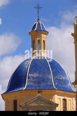 Die Iglesia Arciprestal de Santa María in Alcoy, Spanien, ist eine historische Kirche, die sich durch ihr detailliertes architektonisches Design, ihre große Fassade und ihre kulturelle Bedeutung in der Region Valencia auszeichnet. Stockfoto