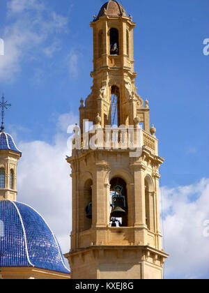 Die Iglesia Arciprestal de Santa María in Alcoy, Spanien, ist eine prominente Kirche, die für ihr detailliertes architektonisches Design bekannt ist. Das Gebäude hat einen bedeutenden religiösen und historischen Wert und ist damit ein wichtiger Ort im kulturellen Erbe der Region. Stockfoto