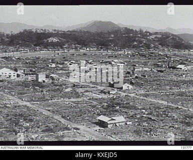 Ein Nachkriegsfoto, das ein Jahr nach dem Atombombenanschlag aufgenommen wurde, zeigt die Zerstörung und den Wiederaufbau der Städte in der betroffenen japanischen Stadt und veranschaulicht die Wiederaufbau-Prozesse in großen Zerstörungen. Stockfoto