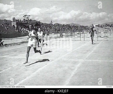 131953 CLEMENT, MITGLIED DER 34TH Infantry Brigade und gewann die 120 Meter Hürden Meisterschaft beim Sport KARNEVAL AM KANNON OVAL Stockfoto