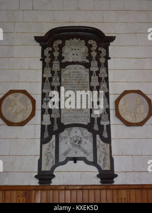 Alembon (Pas-de-Calais) Église, Plakette funéraire Stockfoto