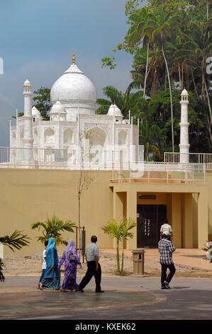 Malaysische muslimischen Touristen oder Besucher vorbei an einem Modell oder Nachbildung der Taj Mahal im Islamischen Heritage Park, Kuala Terengganu, Malaysia Stockfoto