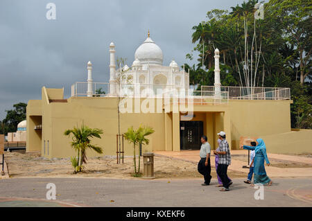 Malaysische muslimischen Touristen oder Besucher vorbei an einem Modell oder Nachbildung der Taj Mahal im Islamischen Heritage Park, Kuala Terengganu, Malaysia Stockfoto