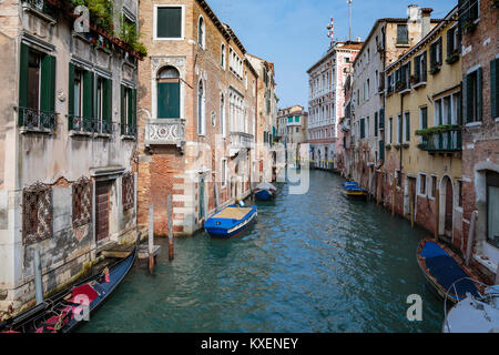Ein Blick auf den Kanal mit Booten in Veneto, Venedig, Italien, Europa. Stockfoto