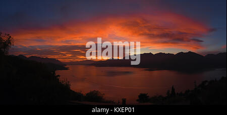Panorama der Sonnenuntergang am Lago Maggiore, in der nähe von Luino, Lombardei, Italien Stockfoto
