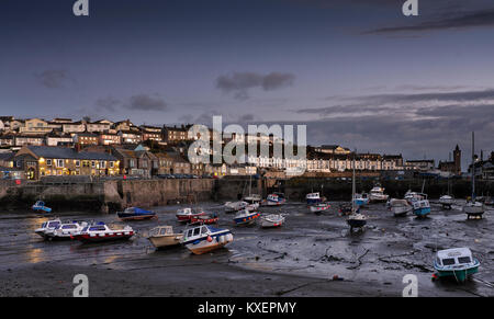 Fischerboote bei Ebbe in Camborne Hafen bei Dämmerung Stockfoto