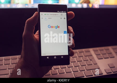 NOVI SAD, Serbien - Januar 05, 2018: Google Web Seite auf Sony Xperia Z5 smartphone, illustrative Editorial Stockfoto