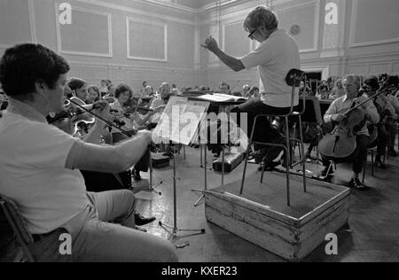Elmer Bernstein Portrait Dirigieren Proben RPO Royal Philharmonic Orchestra London 1970s 1976 UK HOMER SYKES Stockfoto