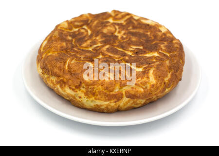 Traditionelle spanische Tortilla auf weißem Hintergrund Stockfoto