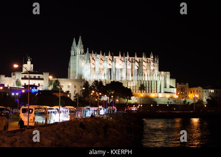 Nacht Blick auf Palma de Mallorca Kathedrale La Seu, aus dem Hafen. Palma De Mallorca, Spanien Stockfoto