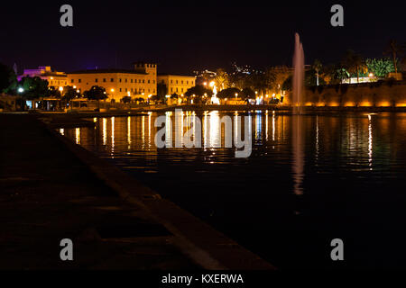 Nacht Blick auf den See mit einem Brunnen im Parc de la Mar (Parque de la Mar). Palma De Mallorca, Spanien Stockfoto