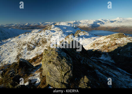 Winter Blick vom Gipfel des Ben Venue in die Trossachs, Schottland, Großbritannien. Stockfoto