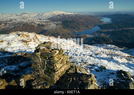 Winter Blick vom Gipfel des Ben Venue in die Trossachs, Schottland, Großbritannien. Stockfoto