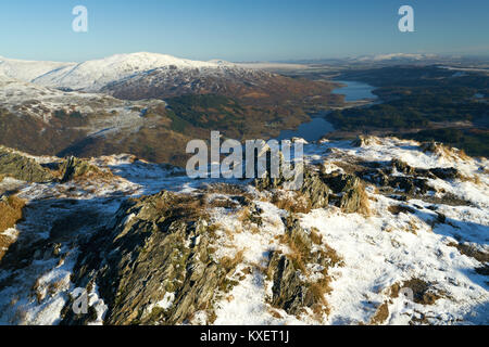 Winter Blick vom Gipfel des Ben Venue in die Trossachs, Schottland, Großbritannien. Stockfoto