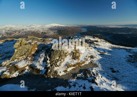 Winter Blick vom Gipfel des Ben Venue in die Trossachs, Schottland, Großbritannien. Stockfoto