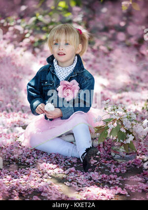 Porträt eines Mädchens und Kirschbaum Blumen im Frühling Stockfoto