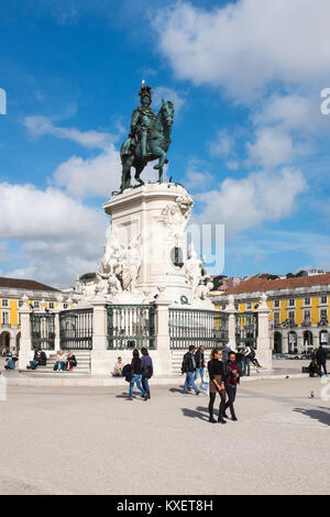 Die Praca do Comercio in Lissabon erreichen, einschließlich der Statue von Dom Jose und Arco da Rua Augusta, einem reich verzierten Triumphbogen Stockfoto