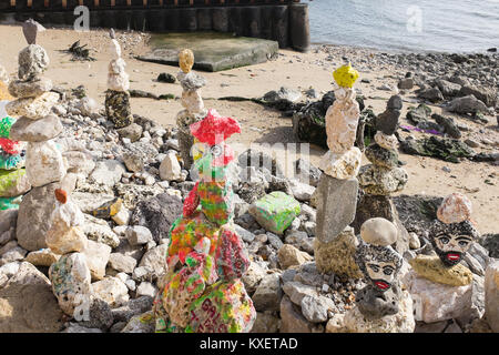 Bemalte Skulpturen aus Stein am Strand entlang der Uferpromenade am Ribeira das Naus, Lissabon, Portugal Stockfoto