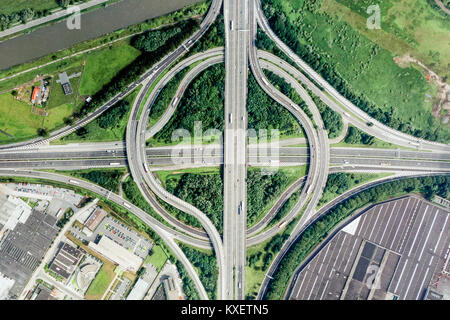 Luftaufnahme über Autobahn Kreisverkehr Interchange/Autobahnkreuz mit dem Schlupf der Zufahrtsstraßen zu Industrial Estate Stockfoto