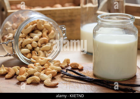 Vegan Milch aus cashewkernen auf einer hölzernen Oberfläche Stockfoto