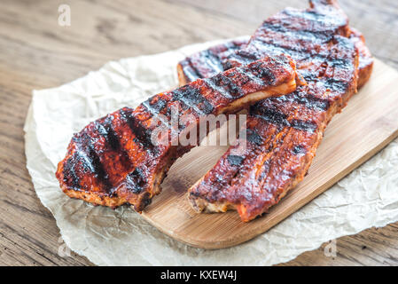 Gegrillte Schweinerippchen auf das Backpapier Stockfoto