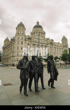 Die Beatles Statue. Denkmal in Liverpool, England, UK. Beliebte Bronze Statuen der vier Beatles erstellt von Bildhauer Andy Edwards. Stockfoto