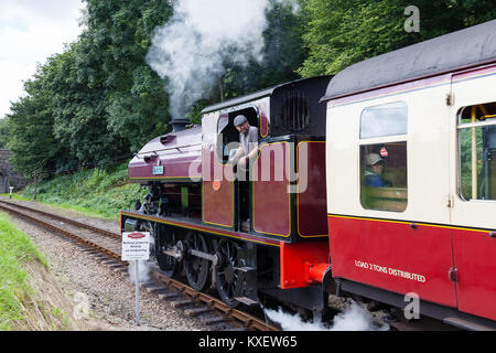 Victor, eine erhaltene Dampflok fährt Newby Bridge stoppen. Der Halt ist am See und Haverthwaite Eisenbahn in Cumbria, Nordengland. Stockfoto