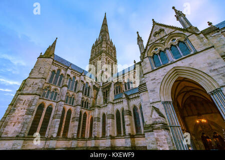 Die Kathedrale von Salisbury, einer von nur vier verbleibenden exemplifications des ursprünglichen 1215 Charter (Magna Charta Libertatum). Salisbury, Großbritannien Stockfoto