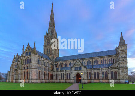 Die Kathedrale von Salisbury, einer von nur vier verbleibenden exemplifications des ursprünglichen 1215 Charter (Magna Charta Libertatum). Salisbury, Großbritannien Stockfoto