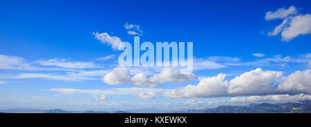 Berg holt und vereinzelte Wolken am blauen Himmel Hintergrund, Banner Stockfoto