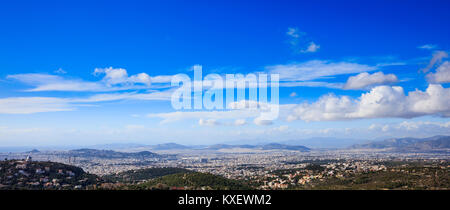Athen, Griechenland. Panoramablick vom Penteli Berg auf blauen Himmel Hintergrund Stockfoto