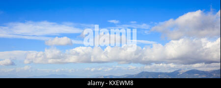 Berg holt und vereinzelte Wolken am blauen Himmel Hintergrund, Banner Stockfoto