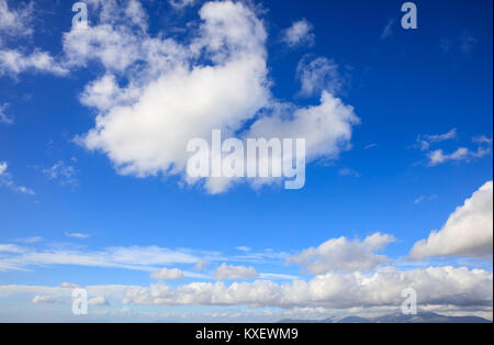 Berg holt und vereinzelte Wolken am blauen Himmel Hintergrund Stockfoto