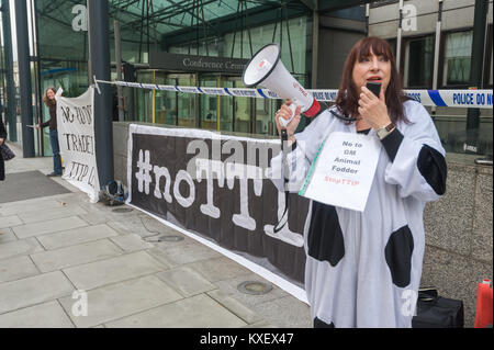 Eine Frau trägt eine Kuh Kostüm wie TTIP zwingen würde die EU-Länder Fleisch durch Verfütterung gentechnisch veränderter Futtermittel an Protest gegen Dept fo Busines Innovationen & Fähigkeiten gegen die geheimnisvolle Handelsabkommen zu akzeptieren. Stockfoto