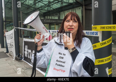 Eine Frau trägt eine Kuh Kostüm protestieren gegen TTIP outsided die Abteilung für geschäftliche Innovationen & Fähigkeiten, wie diese Kraft würden die EU-Länder Fleisch von Tieren, die mit GVO-Futter gefüttert zu akzeptieren. Stockfoto
