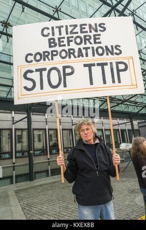 Eine Demonstrantin hält ein großes Plakat "Bürger vor Konzernen - Stop TTIP' an der Abteilung fo Busines Innovationen & Fähigkeiten auf dem EU-weiten Tag der Aktion gegen TTIP. Stockfoto