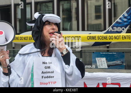 Eine Demonstrantin spricht an der Abteilung fo Busines Innovationen & Fähigkeiten auf die Gefahren für die Demokratie der geheimen Handel Angebote wie TTIP negotiationed auf dem EU-weiten Tag der Aktion gegen TTIP. Stockfoto