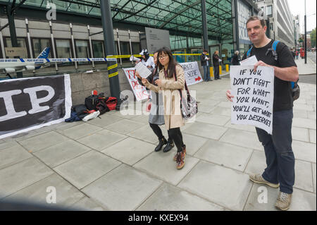 Eine Demonstrantin hält ein Plakat', wenn Sie für das, was Sie wollen, werden Sie das bekommen, was sie verdienen" an der Abteilung fo Busines Innovationen & Fähigkeiten aus Protest gegen die geheime Handel befasst sich in der EU-weit Tag der Aktion gegen TTIP. Stockfoto