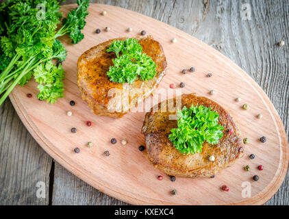 Angus Beef Steaks mit gerösteten Tomaten Sauce Stockfoto