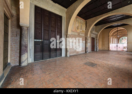 Atrium von Santa Sabina, einer der frühesten christlichen Kirchen in Rom, mit einem seltenen Byzantinischen Malerei der Madonna mit Kind Stockfoto