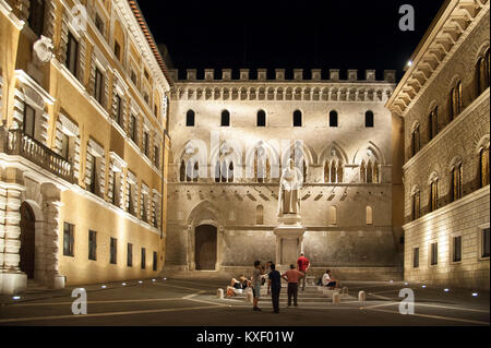 Banca Monte dei Paschi di Siena im historischen Zentrum von Siena, Toskana, Italien. 6. August 2016 © wojciech Strozyk/Alamy Stock Foto Stockfoto