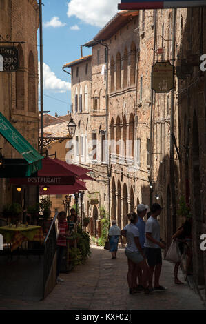 Via Porta alle Arco im historischen Zentrum von Volterra, Toskana, Italien. 6. August 2016 © wojciech Strozyk/Alamy Stock Foto Stockfoto